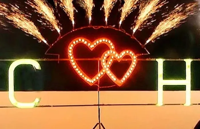 Огненный фейерверк горящие сердца — Липки Наземный салют в форме горящего сердца – это незабываемое шоу, которое создает самые яркие эмоции у молодоженов и приглашенных зрителей, гостей свадебного торжества. Современные пиротехнические изделия профессионального типа позволяют организовать захватывающие фейерверк шоу во главе с искристыми фонтанами в форме горящего сердца, букв, слов, цифр. Горящие салюты - сердца подчеркнут тематику свадебного торжества и помогут выделить главные моменты свадьбы — Липки организация и проведение фейерверк шоу от магазина пиротехники  — Липки