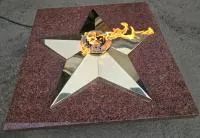 Плита из красного гранита (518205) монтаж комплект горелка ГВД 379 10 89 00 ПС вечный огонь звезда латунь ø 1100 мм. пустотелая  в Липках