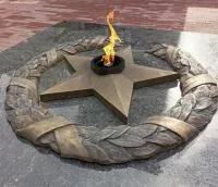 Бронзовый венок со звездой вечного огня в Липках (518550)