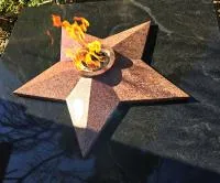 Звезда из красного гранита (518204) монтаж комплект горелка ГВД 379 10 89 00 ПС вечный огонь ø 1000 мм. монолит - массив  в Липках