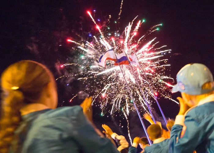 Парковый фейерверк — Липки <p>
Парковый фейерверк что это и где можно заказать парковый фейерверк на Новый год. Главное, что выделяет парковый фейерверк в списке прочих равных – это высота, на которой срабатывают пиротехнические элементы данного типа фейерверков. По отношению к уровню земли максимальная высота пиротехнического эффекта паркового фейерверка 35-50 метров...<br>
</p> организация и проведение фейерверк шоу от магазина пиротехники  | lipki.piroclub.ru